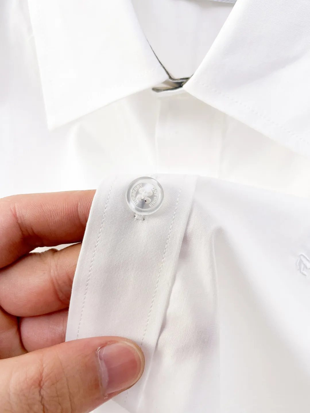 Burberry New Arrival shirt, complete with three labels, original fabric, original customized accessories, official Same Style, made of pure cotton fabric, customized, same vat dyed fabric, very comfortable and smooth to the touch, very wide and stylish, produced by a first-line brand factory, woven with imported yarn, long-wearing without deformation, the most New Arrival style in spring and summer, fashionable and individual, super Versatile and good-looking, very suitable for both men and women, a must-have size Size: S-XXL
